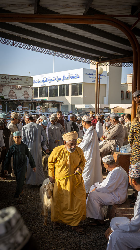 Geitenmarkt in Nizwa Oman door reisfotograaf Moments by Mark.