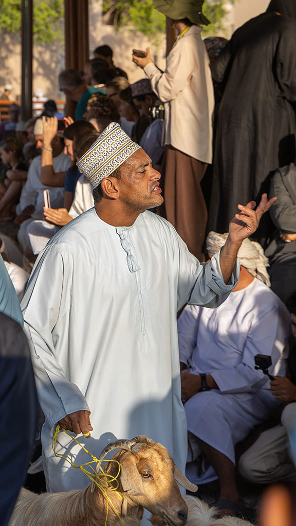 Geitenmarkt in Nizwa Oman door reisfotograaf Moments by Mark.