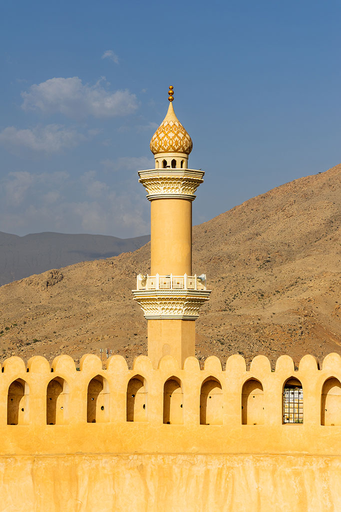 Foto van een minaret van de Ash-Shawadhana-moskee in Nizwa in Oman, door reisfotograaf Moments by Mark.