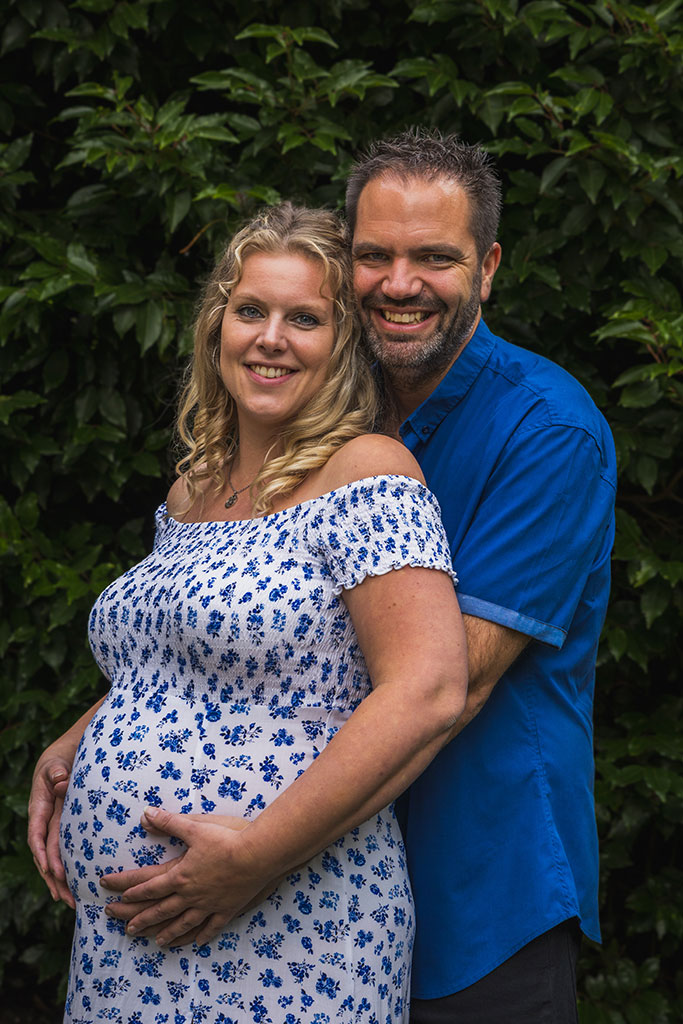 Zwangerschapsshoot met een stel in de tuinen van de Mariรซnhof in Amersfoort door portretfotograaf Moments by Mark.